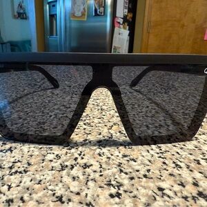 Quay Hindsight - Black Oversized Sunglasses